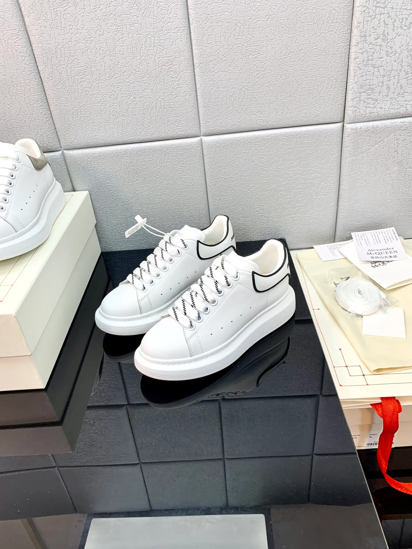 👟👟Ex-factory price 480👟👟 Women's Shoes Women's Clothing Women's Shoes Factory Women's Shoes Women's Clothes The latest McQueen white shoes original 1⃣: 1⃣ perfect reproduction ☑ Delivery of the latest counter full set of packaging 🎁Full range of colors and styles constantly updated🥳🥳 🔺Fabric: Customized original matte silk cowhide 🔺Inner lining: imported water-dyed sheepskin lining/original customized soft cowhide pad 🔺Feet: super clear high temperature air pressure logo➕soft latex pad 🔺Outsole: rubber T👟👟Ex-factory price U vacuum bottom/I👟👟Ex-factory price original foam bottom, thick bottom about 4cm